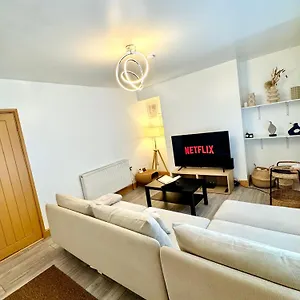 https://comfy-double-room-in-a-modern-house-near-qmc-free-parking.hotelsin-nottingham.com